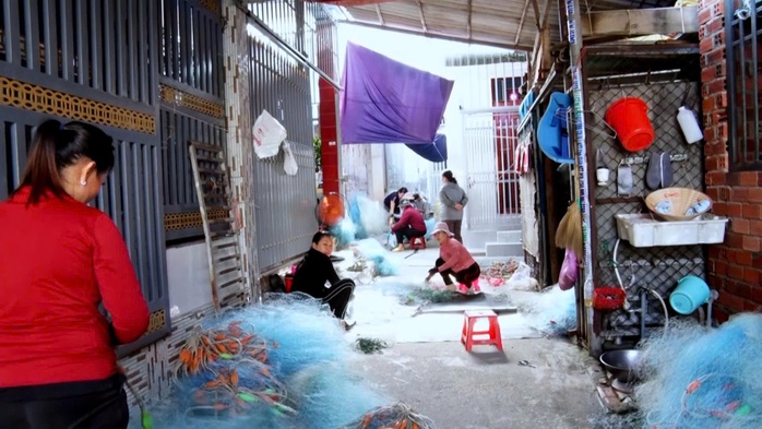 Những đ&ocirc;i tay giữ nhịp ra khơi - Ảnh 1.