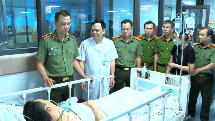 Trung t&aacute; c&ocirc;ng an bị đ&acirc;m trọng thương khi l&agrave;m nhiệm vụ - Ảnh 2.