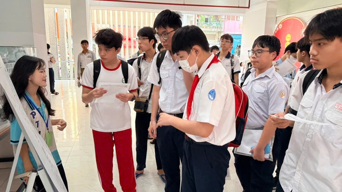 ĐHQG-TPHCM trao học bổng 100% cho học sinh PTNK - Ảnh 1.