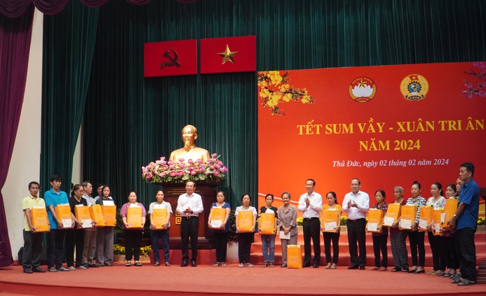 Chủ tịch nước Võ Văn Thưởng trao quà Tết tại TP Thủ Đức- Ảnh 4. Chủ tịch nước Võ Văn Thưởng trao quà Tết tại TP Thủ Đức- Ảnh 4.