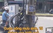 Xúc động hình ảnh người cha địu con nhỏ trước ngực đi làm giữa trời nắng gắt
