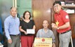 Ca sĩ Tô Thanh Phương xúc động đón nhận món quà từ chương trình "Mai Vàng tri ân"