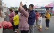 Người dân đội nắng, mong được  chiêm bái Xá lợi Đức Phật tại chùa Thanh Tâm