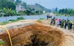 Thông tin mới vụ người đi xe máy mất tích vì rơi xuống “hố tử thần”