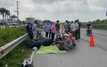 Xe đầu kéo đi vào làn xe máy, tông 2 cha con thương vong