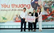 Nhật Kim Anh và con trai mang món quà ấm áp đến các bệnh nhi Cần Thơ dịp 1-6