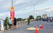 Đâm bạn gái rồi chạy ra đường, bị xe tông chết