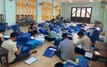 Cán bộ, nhân viên làm việc đến khuya để phân loại hồ sơ trước khi bỏ cấp huyện