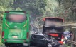 VIDEO: Tai nạn liên hoàn khiến xe ô tô bị "vò nát" giữa 2 xe khách, nhiều người bị thương 