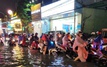 Công an TPHCM lưu ý khi dừng xe mặc áo mưa trên đường