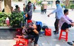 Từ chiếc ghế nhựa trong bệnh viện