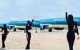 Cô gái nhảy múa trước máy bay đang lăn để quay TikTok bị cấm bay