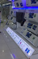 Máy lạnh, quạt điều hòa ê hề chờ người mua Máy lạnh, quạt điều hòa ê hề chờ người mua