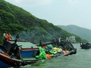 Tàu câu mực bị lửa thiêu rụi Tàu câu mực bị lửa thiêu rụi