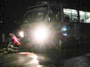 Xe máy chở 2 thanh niên đánh võng tông trực diện vào xe buýt Xe máy chở 2 thanh niên đánh võng tông trực diện vào xe buýt