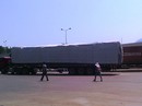 Xe “khủng” tung tăng qua trạm Xe “khủng” tung tăng qua trạm