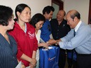 Thực hiện chương trình “Cùng công nhân vượt khó” Thực hiện chương trình “Cùng công nhân vượt khó”