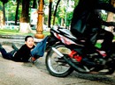 Vờ hỏi đường, cướp xe máy