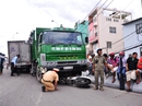 TP HCM: Xe rác lao dốc cầu Chánh Hưng, nghiến nát 4 xe máy TP HCM: Xe rác lao dốc cầu Chánh Hưng, nghiến nát 4 xe máy