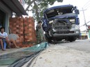 Xe bồn mất lái tông đổ hai trụ điện trước nhà dân Xe bồn mất lái tông đổ hai trụ điện trước nhà dân