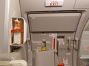Trắng tay vì mở cửa thoát hiểm máy bay Vietnam Airlines Trắng tay vì mở cửa thoát hiểm máy bay Vietnam Airlines