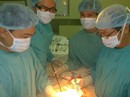 Cháu bé 2 tháng tuổi có bào thai trong bụng Cháu bé 2 tháng tuổi có bào thai trong bụng