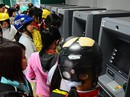 Thẻ từ ATM dễ bị làm giả, chuyển đổi tốn kém Thẻ từ ATM dễ bị làm giả, chuyển đổi tốn kém
