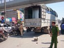 Người phụ nữ thiệt mạng vì bị xe tải tông, kéo lê hàng chục mét Người phụ nữ thiệt mạng vì bị xe tải tông, kéo lê hàng chục mét