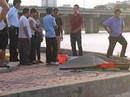 Hà Nội: Vớt thanh niên tay cầm kính bơi dưới đáy hồ Linh Đàm Hà Nội: Vớt thanh niên tay cầm kính bơi dưới đáy hồ Linh Đàm
