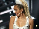 Miley Cyrus lại bị chỉ trích dữ dội vì quá hở Miley Cyrus lại bị chỉ trích dữ dội vì quá hở