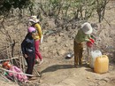 Chật vật trong chảo lửa Chật vật trong chảo lửa