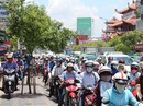 Xe bồn tông taxi, hàng ngàn người phơi nắng trên đường Nam Kỳ Khởi Nghĩa Xe bồn tông taxi, hàng ngàn người phơi nắng trên đường Nam Kỳ Khởi Nghĩa