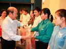 Cùng công nhân vượt khó: Thấm đẫm nghĩa tình Cùng công nhân vượt khó: Thấm đẫm nghĩa tình