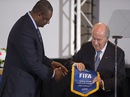 “Bóng đá bị bắt cóc” và tấm thẻ đỏ dành cho FIFA “Bóng đá bị bắt cóc” và tấm thẻ đỏ dành cho FIFA