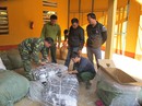 Nghẹt thở trong điểm nóng buôn lậu (*): Chịu thua cánh xách hàng thuê Nghẹt thở trong điểm nóng buôn lậu (*): Chịu thua cánh xách hàng thuê