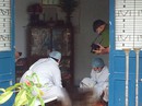 Một người đàn ông cháy đen trước cửa nhà hàng xóm Một người đàn ông cháy đen trước cửa nhà hàng xóm