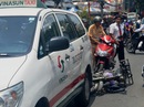 Tông móp xe taxi, thanh niên đi "xe mù" bị thương nặng Tông móp xe taxi, thanh niên đi "xe mù" bị thương nặng