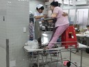 Mang bàn tay dập nát kẹt trong máy xay thịt đến bệnh viện Mang bàn tay dập nát kẹt trong máy xay thịt đến bệnh viện