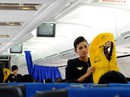 Hành khách liên tiếp xé áo phao trên máy bay Vietnam Airlines Hành khách liên tiếp xé áo phao trên máy bay Vietnam Airlines