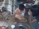 Phát khóc với bữa cơm của 3 chị em mồ côi Phát khóc với bữa cơm của 3 chị em mồ côi