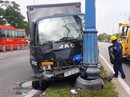 Xe tải tông trụ đèn, tài xế kẹt cứng trong ca bin Xe tải tông trụ đèn, tài xế kẹt cứng trong ca bin