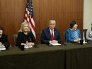 Tỉ phú Trump gặp mặt "nạn nhân" của ông Clinton Tỉ phú Trump gặp mặt "nạn nhân" của ông Clinton