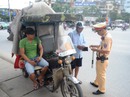CSGT ra quân xử xe cồng kềnh sau vụ bé trai bị tôn cứa cổ CSGT ra quân xử xe cồng kềnh sau vụ bé trai bị tôn cứa cổ