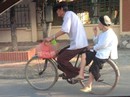 Cụ ông hơn 10 năm đạp xe đèo vợ đi bán trứng tại Hà Nội Cụ ông hơn 10 năm đạp xe đèo vợ đi bán trứng tại Hà Nội