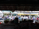 "Bỏ hoang" chợ Bà Chiểu, tiểu thương ra đường buôn bán tấp nập "Bỏ hoang" chợ Bà Chiểu, tiểu thương ra đường buôn bán tấp nập