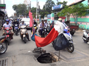 Xuất hiện hố bằng cái giếng giữa giao lộ đông người Xuất hiện hố bằng cái giếng giữa giao lộ đông người