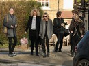 Siêu mẫu Kate Moss chống nạng sau cú ngã ở Thụy Sĩ Siêu mẫu Kate Moss chống nạng sau cú ngã ở Thụy Sĩ