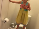 Sự thật gây sốc về hình ảnh bé gái đứng trên bệ toilet Sự thật gây sốc về hình ảnh bé gái đứng trên bệ toilet