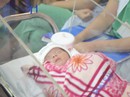 Hình ảnh xúc động con trai sản phụ ung thư ngày xuất viện Hình ảnh xúc động con trai sản phụ ung thư ngày xuất viện