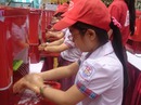 Bộ trưởng Nguyễn Thị Kim Tiến rửa tay cùng học sinh Bộ trưởng Nguyễn Thị Kim Tiến rửa tay cùng học sinh